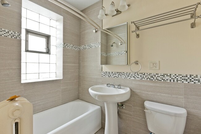 Building Photo - 1824 N Lincoln Park W