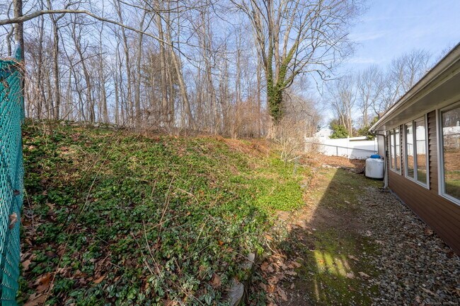 Building Photo - 10 Woodland Ter 1