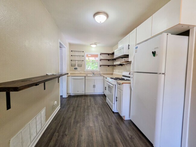 Building Photo - Charming 3 Bed 1.5 Bath home walkable to campus