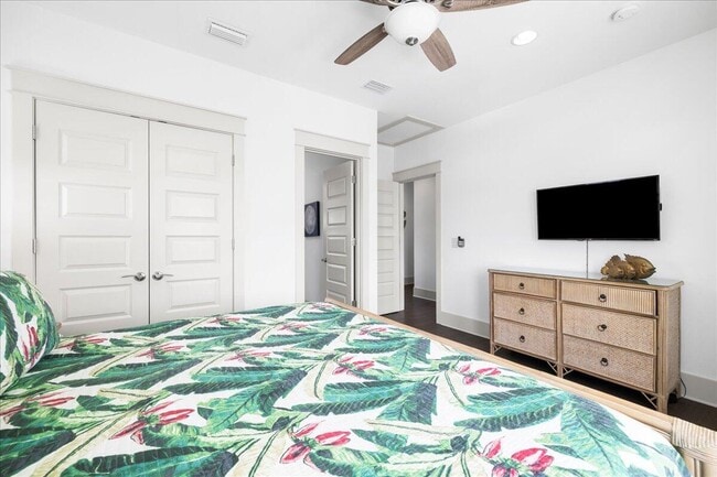 Building Photo - 275 Gulfview Cir