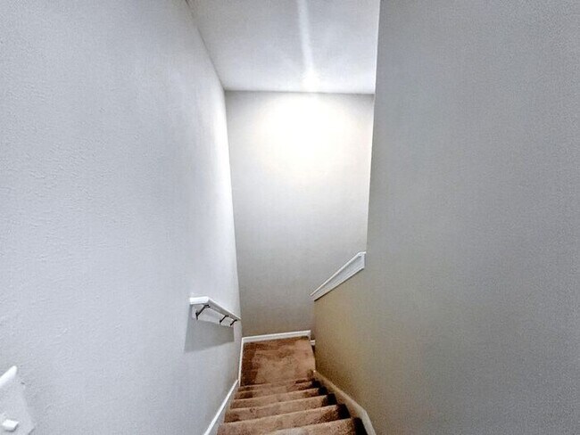 Building Photo - Beautiful 2-Bedroom Townhome with Modern A...