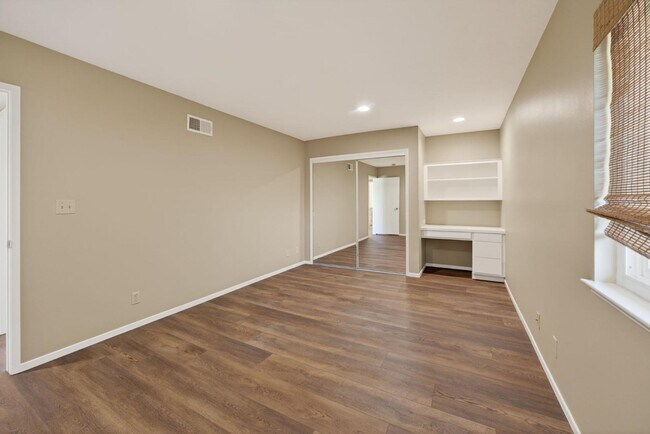 Building Photo - 1525 Fairway Dr