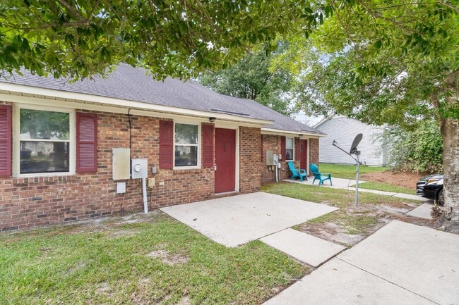 Building Photo - Charming Duplex – Lawn Care Included