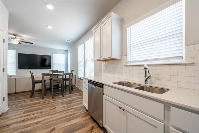 Building Photo - 4700 Blake Lp