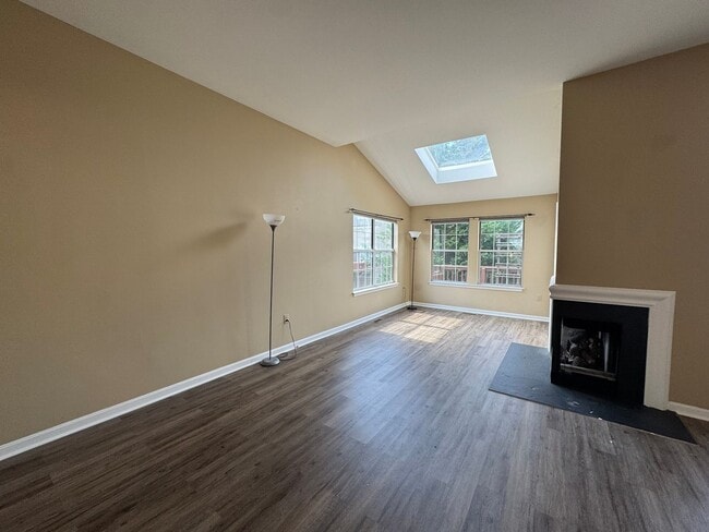 Building Photo - Beautiful And Spacious 3 Bed 3 Bath End Un...