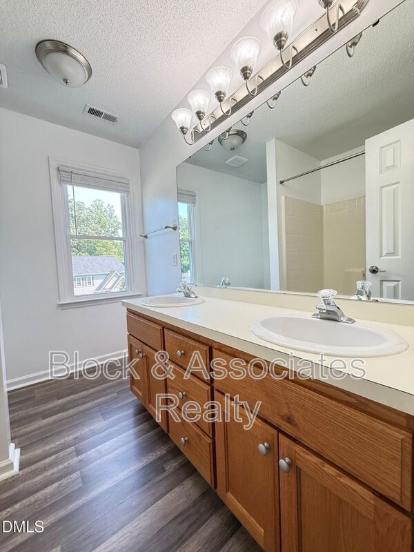 Building Photo - 401 Holly Berry Ln