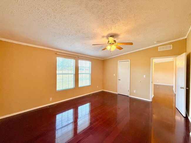 Building Photo - Lovely spacious home-3 bedroom-2 bathrooms-all appliances