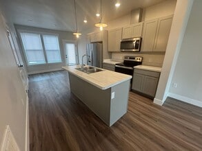 Building Photo - Bright & Modern Annafeld Townhome Living