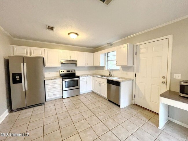 Building Photo - Move In Ready 3br/1Ba