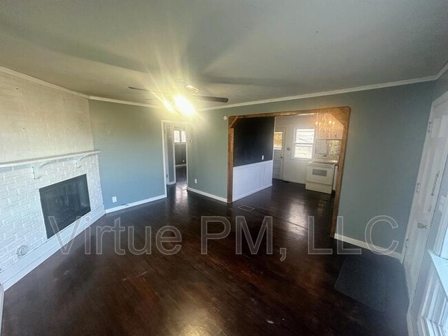 Building Photo - 1104 5th St