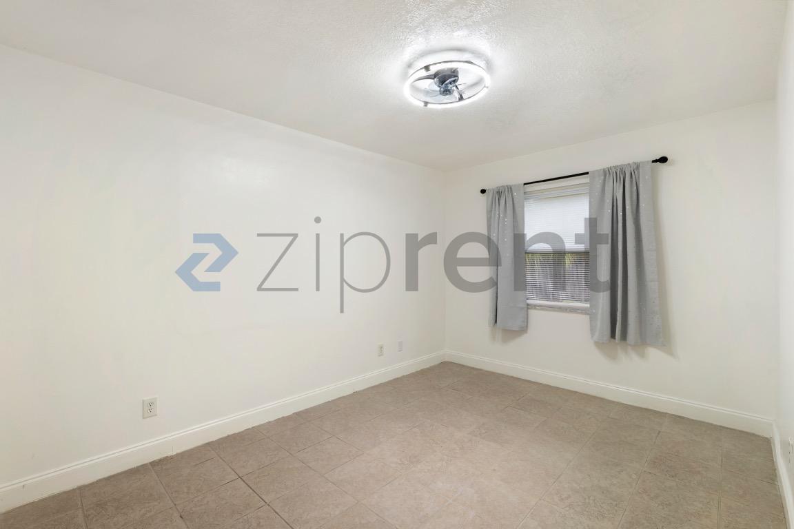 Building Photo - Unit