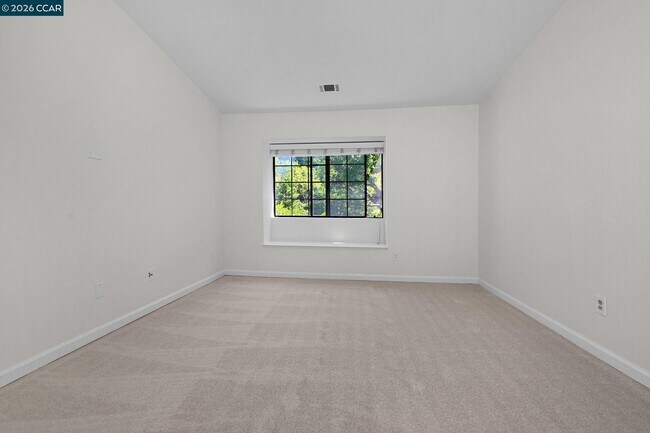Building Photo - 5012 Lakeview Dr