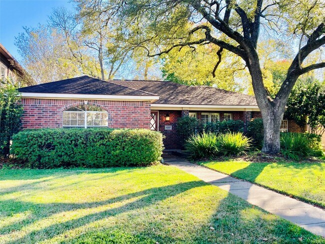 Primary Photo - 4907 Elm St