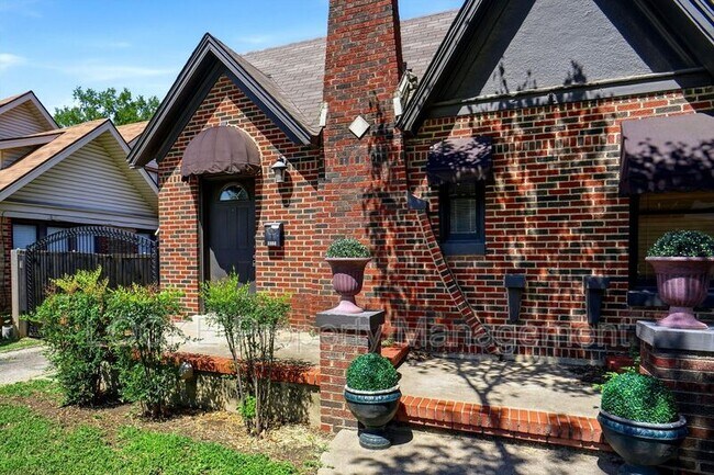 Building Photo - 1806 Clover Ln