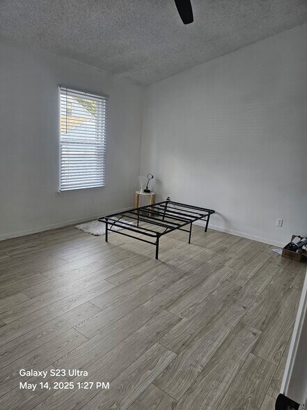 Large bedroom - 2109 Point Hollow Ct