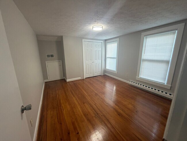 Building Photo - Large home for rent!