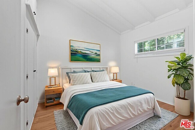 Building Photo - 5541 Fallbrook Ave