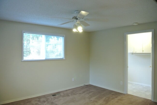 Building Photo - Spacious 4 bedroom 2 bath Home in North Al...