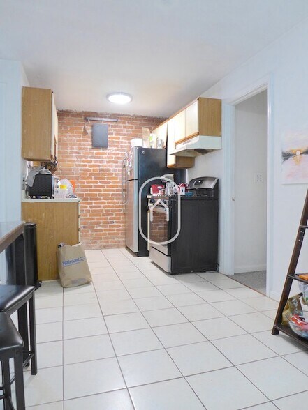 Building Photo - 76 Mapleton St