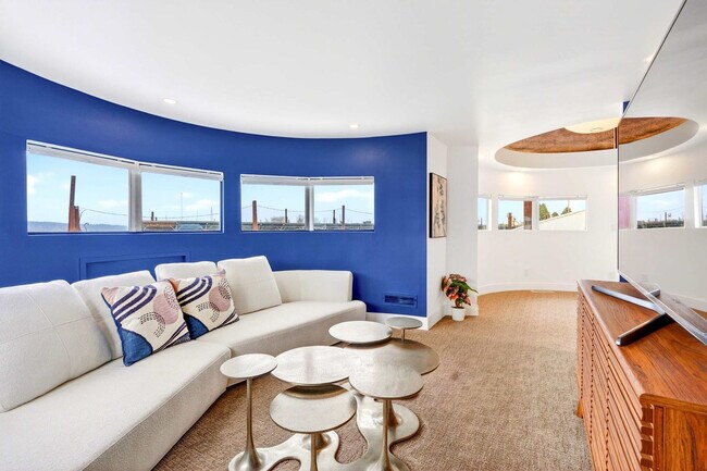 Building Photo - 3307 NE Marine Dr
