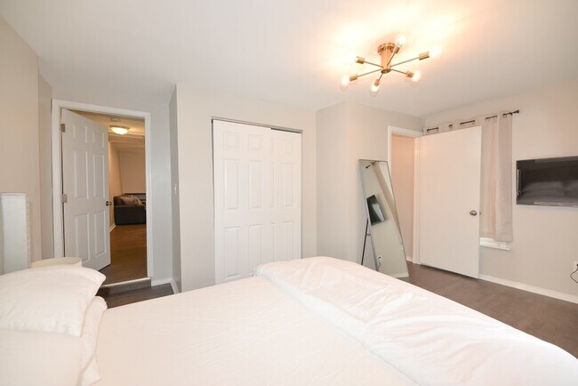 Building Photo - 912 Charlotte St