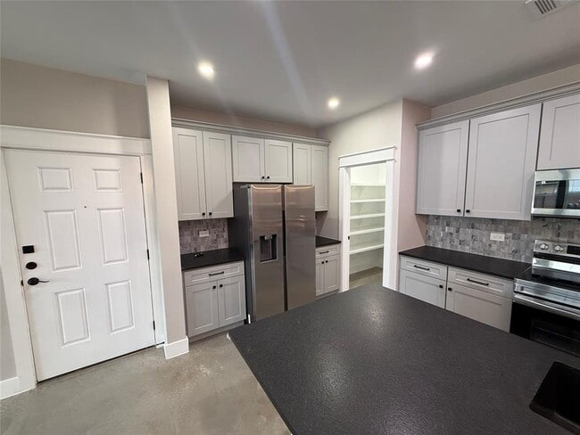 Building Photo - 201 N Vandeveer St