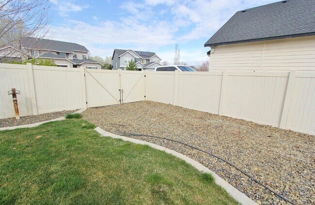Building Photo - Spacious Home in Quiet Neighborhood