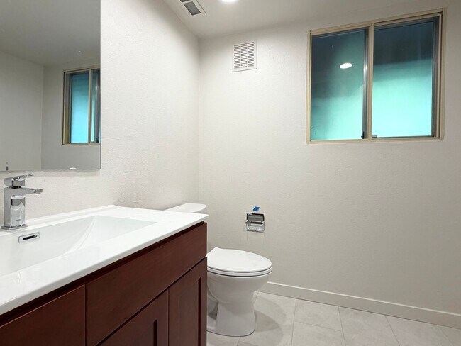 Building Photo - Fully updated 4 bedroom Federal Way home