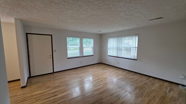 Building Photo - 2 bdrm, 1 1/2 bath home with fenced yard