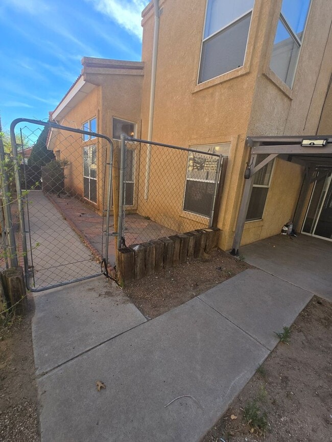 Building Photo - Beautiful 4 Bedroom 2 1/2 Bath Home in a Highly Desirable Neighborhood!