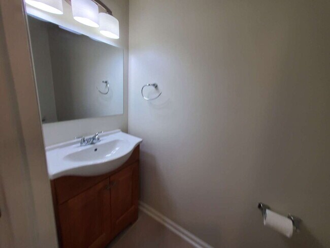 Building Photo - "Charming 2-Bed Townhouse Retreat with Modern Comforts in Hendersonville!"