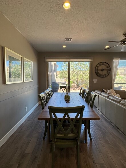Building Photo - 1610 W Canyon Tree Dr