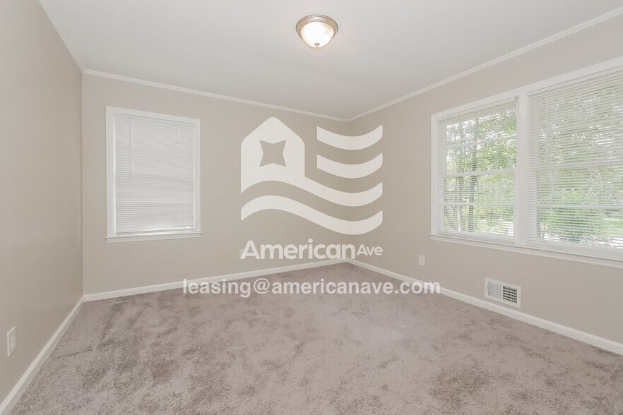 Building Photo - 3215 Commodore Dr