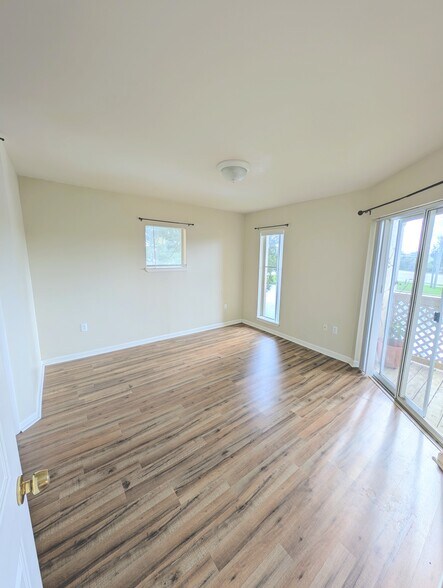 Building Photo - 4863 Via Palm Lks