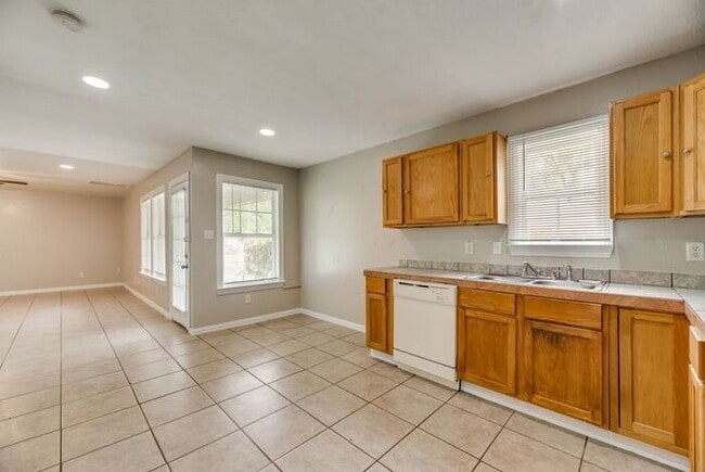 Building Photo - East Dallas Duplex