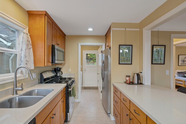 Building Photo - 6718 SW 36th Ave