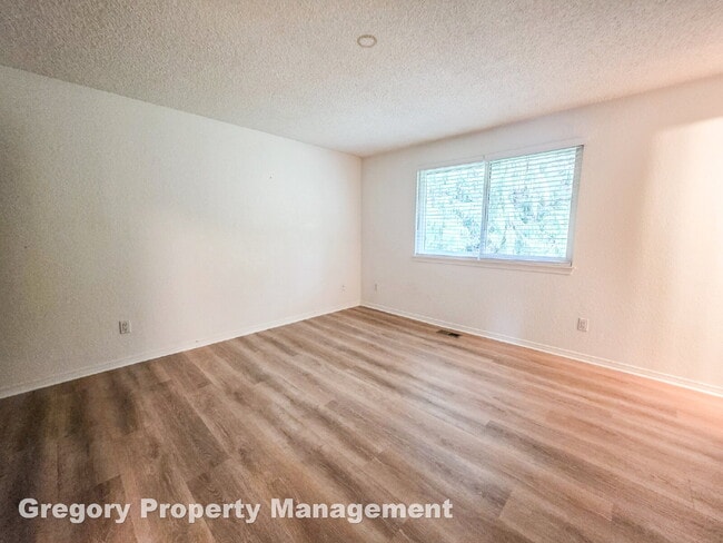 Building Photo - !! $3500 for 18 month lease !!  Private La...