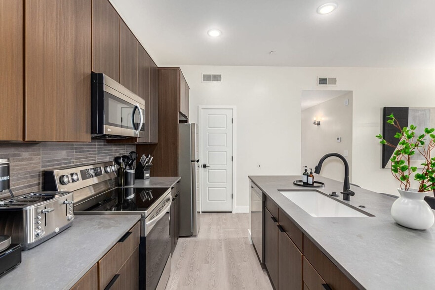 Building Photo - 6249 E Pinnacle Vista Dr