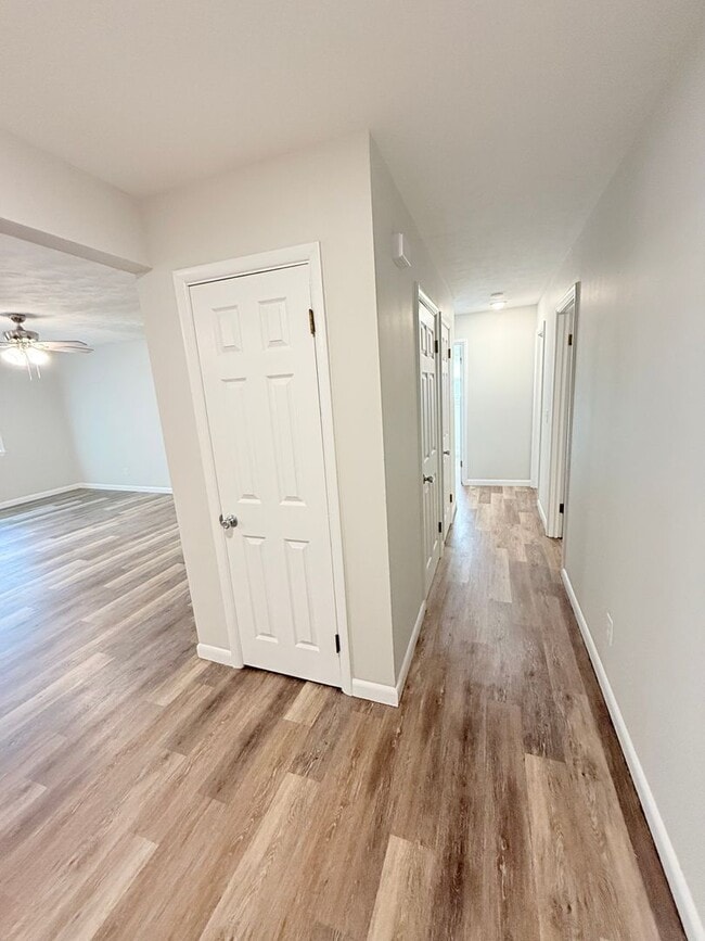 Building Photo - Ultra Open Floor Plan - Lots of New - Walk...