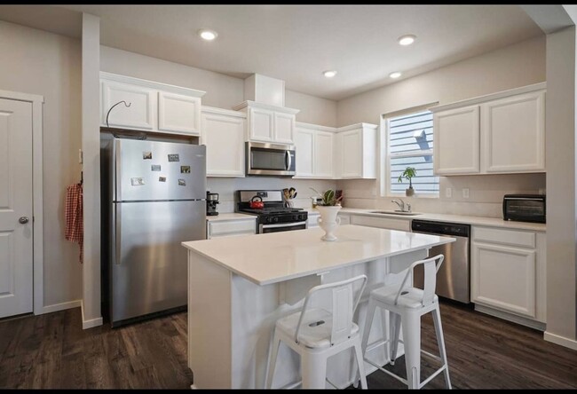 Building Photo - Stylish 3 Bed, 2.5 Bath Townhome Close to ...