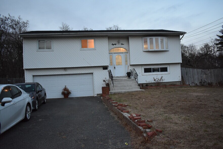 Building Photo - 85 Cedar Dr