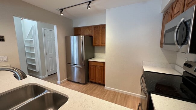 Building Photo - Lovely 2 Bedroom Townhouse Condo W/Garage - Corner Lot - Call Today!