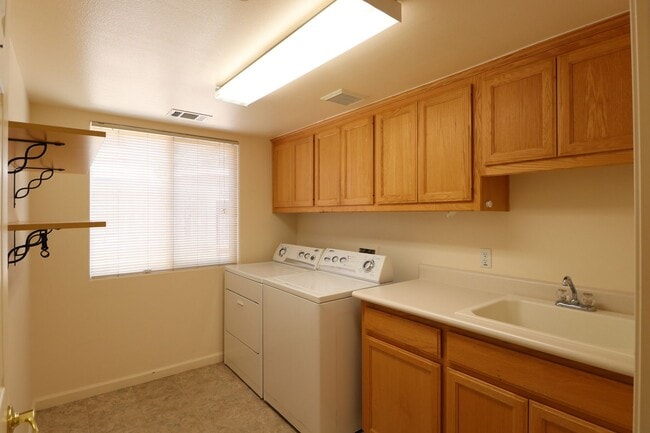 Building Photo - Beautiful Templeton Home