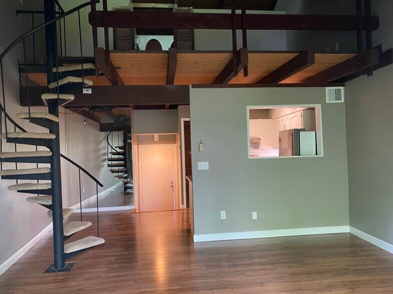 Building Photo - 14B Country Squire Dr