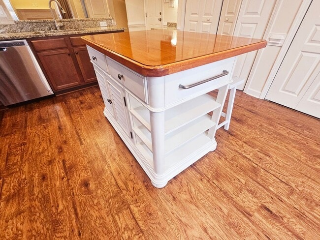 Building Photo - Townhouse  At West Park Place