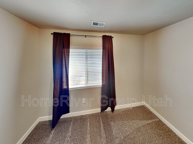 Building Photo - 10796 N La Costa