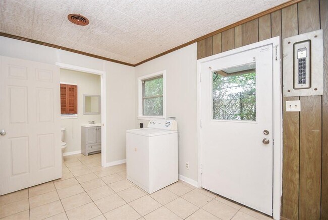 Building Photo - 1911 Wyndale St