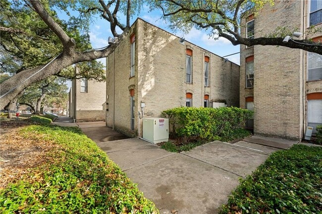 Building Photo - 3431 N Hills Dr