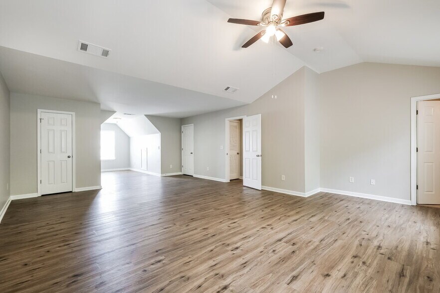 Building Photo - 4940 Hopewell Manor Dr