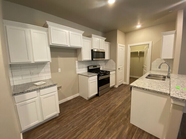 Building Photo - 3 bedroom 2 bath 2 car duplex available in Bethany!